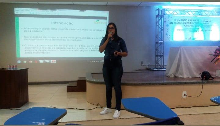 Discente Wendy Mendes Apresentando Trabalho.